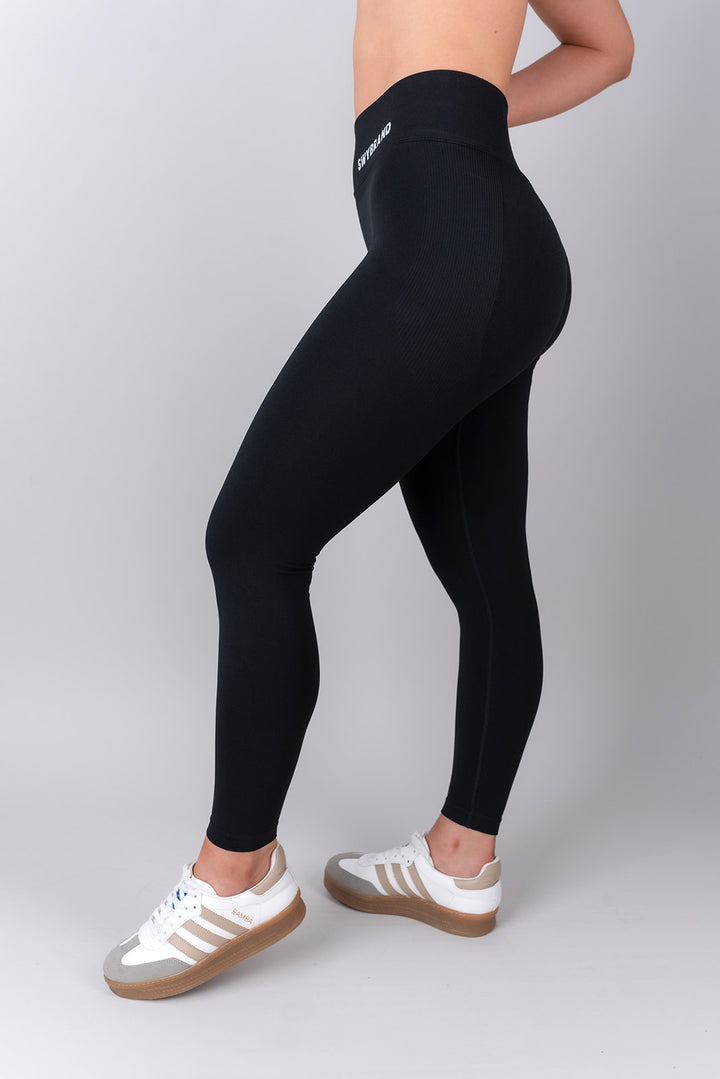 Swy Brand Statement pajkice v črni barvi, rebrast detajl