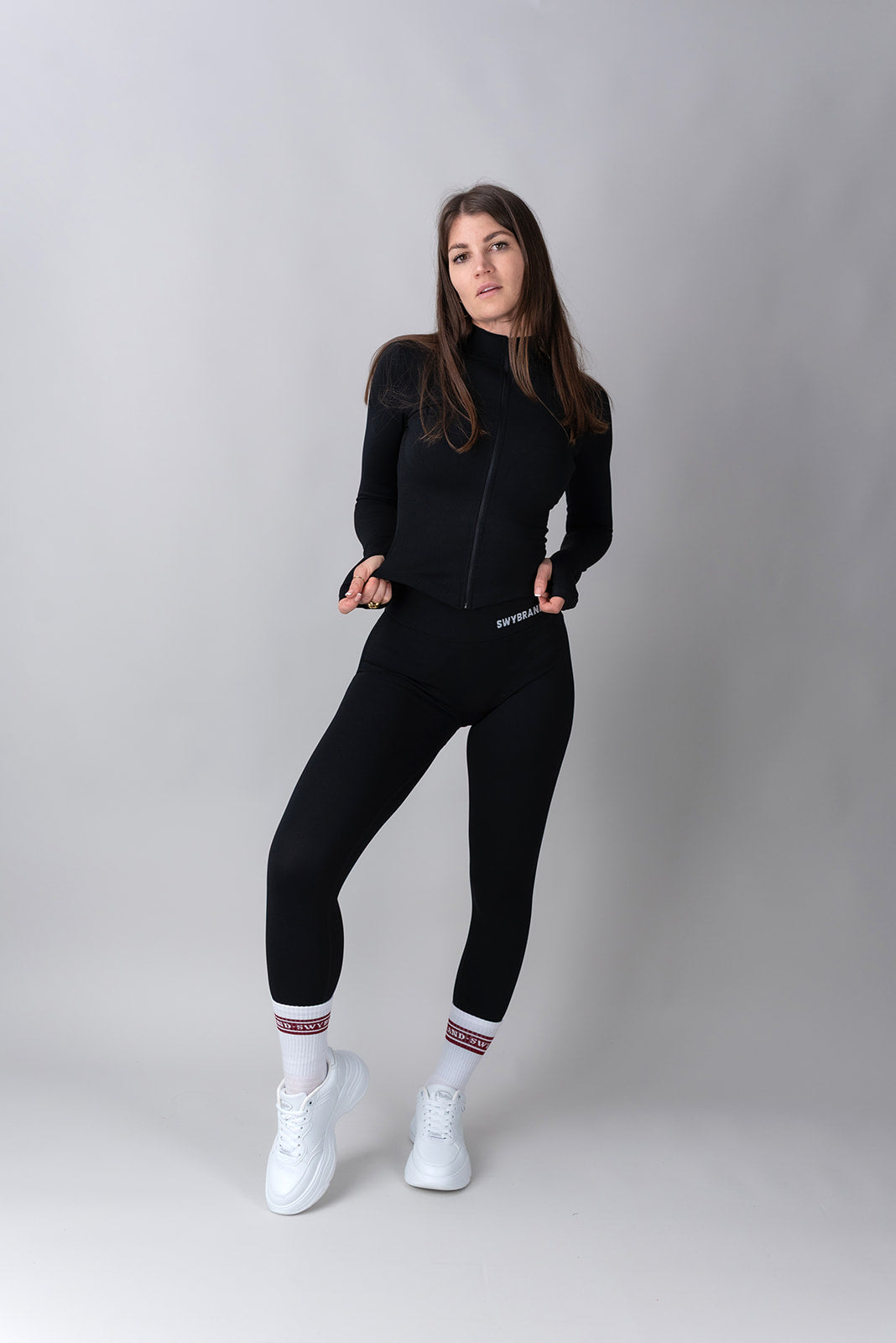 Swy Brand Statement komplet v črni barvi, pogled od spredaj