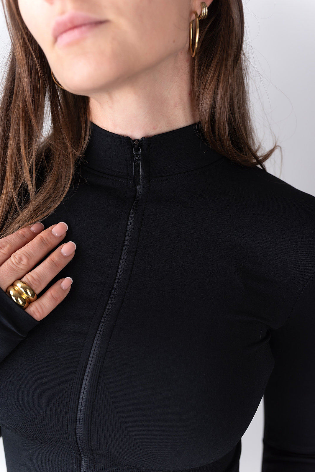 Swy Brand Statement Long Slevee v črni barvi, detajl zadrga