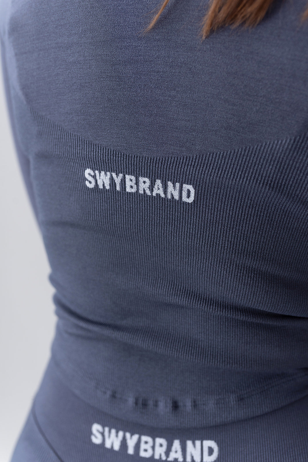Swy Brand Statement Long Slevee v navy barvi, logotip zadaj(detajl)