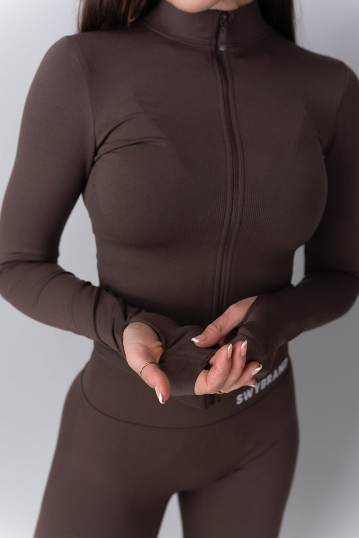 Swy Brand Statement Long Slevee v rjavi barvi, odprtina za prst close up