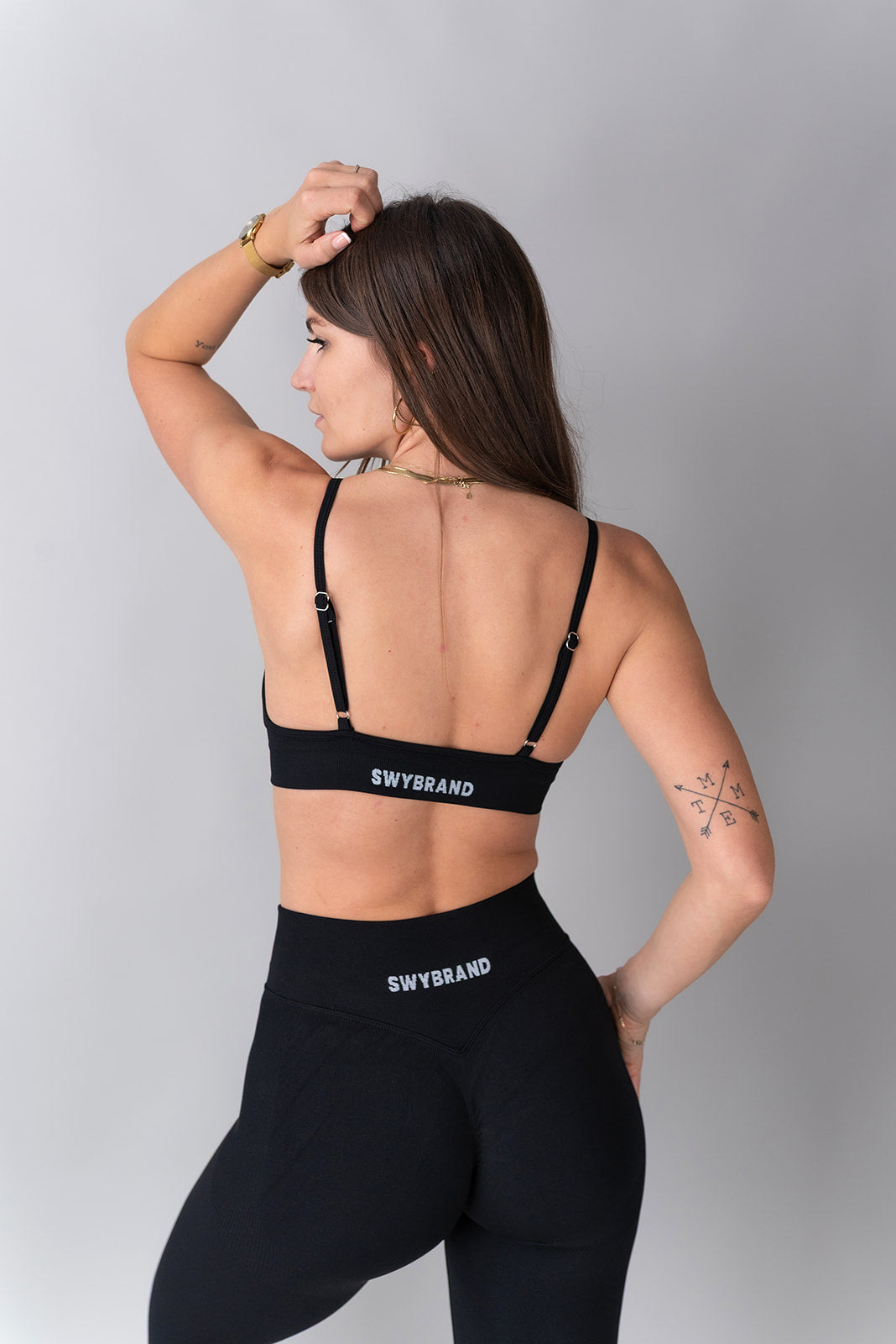 Swy Brand Statement top v črni barvi, pogled od zadaj detajl logo