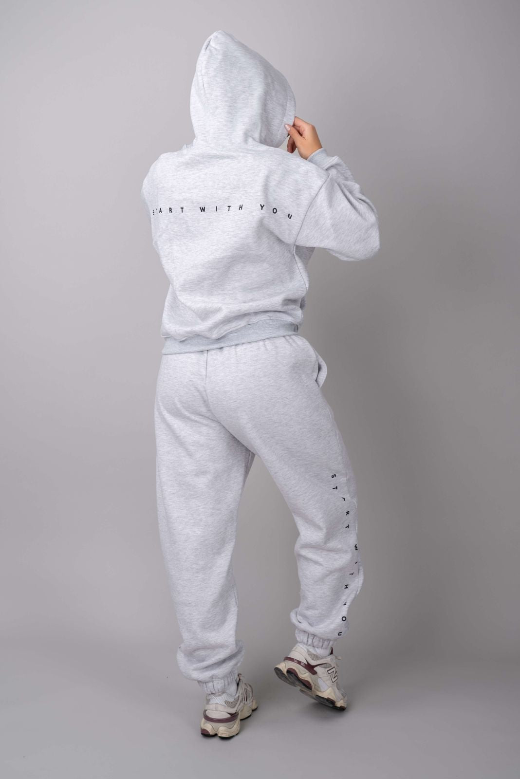 Ease joggers grey in set from behind